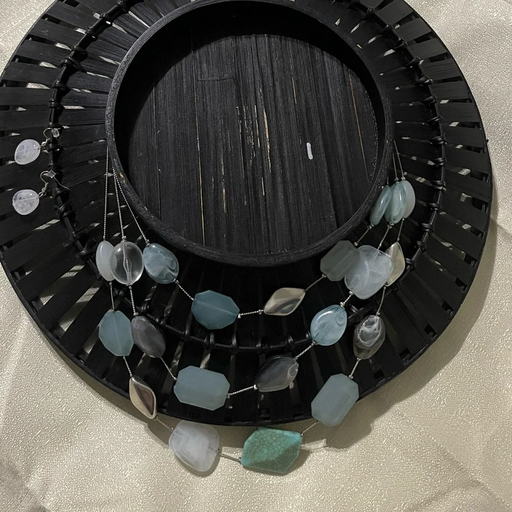 New York & company 3 strand turquoise blue white necklace with matching earrings - Picture 5 of 9